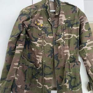 Säljer en super fin kamouflage jacka, knappt använd! I Strl M 🤍
