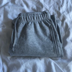 🧡Mjukisshorts gråa🧡(Strl S) - Jätte sköna gråa mjukisshorts. Älskar den här längden men har för många så därför säljer jag dessa. Pris kan diskuteras. Köpare står för frakt🧡