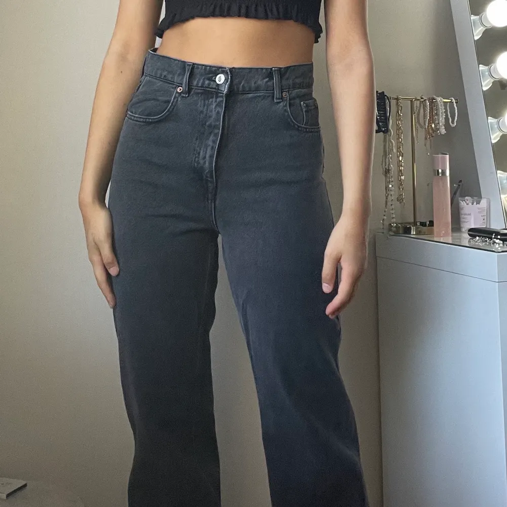 Skitsnygga Mörkgrå Zara jeans i storlek 38 Säljer då jag har ett par likadana. Kontakta mig om du är intresserad ✨Köparen står för frakt✨. Jeans & Byxor.