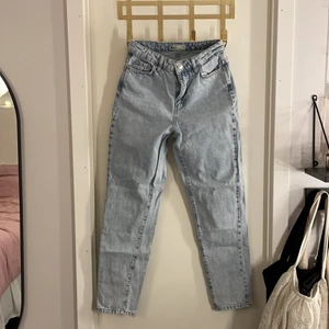 Jeans  - Jätte snygga mom jeans från ginatricot. Använda Max 3 gånger! 💕