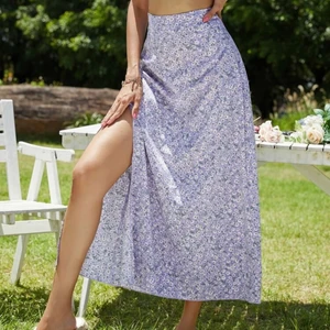 Långkjol - Söt lila blommig långkjol ifrån shein. Nypris 130kr men säljer nu för 100kr då den är helt oanvänd. 