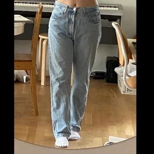 Levis 501 ljusblå - Mycket fina klassiska 501:or med raka/något svagt avsmalnande ben. W30 L30. Har slitits på ena höften, se bild. 