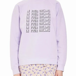 Ganni sweatshirt - Superfin ljuslila sweatshirt med tryck från Ganni! Knappt använd så den är i fint skick. Nypris cirka 1400 kronor, säljer för 500 kronor, skriv gärna om du har någon fråga 💜💜