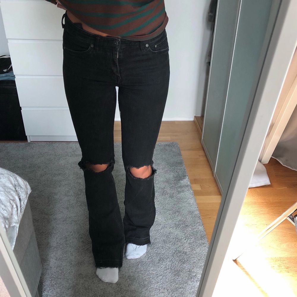 Bootcut jeans med hål | Plick Second Hand