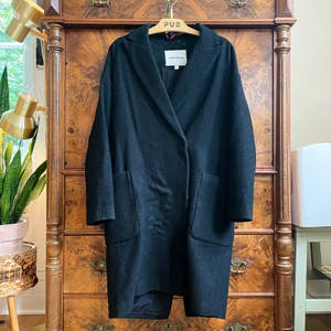 Carin Wester kappa - En kappa från Carin Wester. Inköpt för 3 år sedan och flitigt använd. Den är lite nopprig men annars inga anmärkningar. Köparen betalar frakten eller möts upp i Bromma, stockholm 