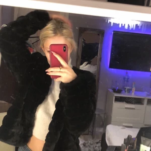 Svart ”fluff” jacka  - Så snygg jacka med JÄTTE mjukt material, från Gina. Helt oanvänd, storlek L men passar S, säljer då den inte kommer till nån användning. perfekt till hösten 💕