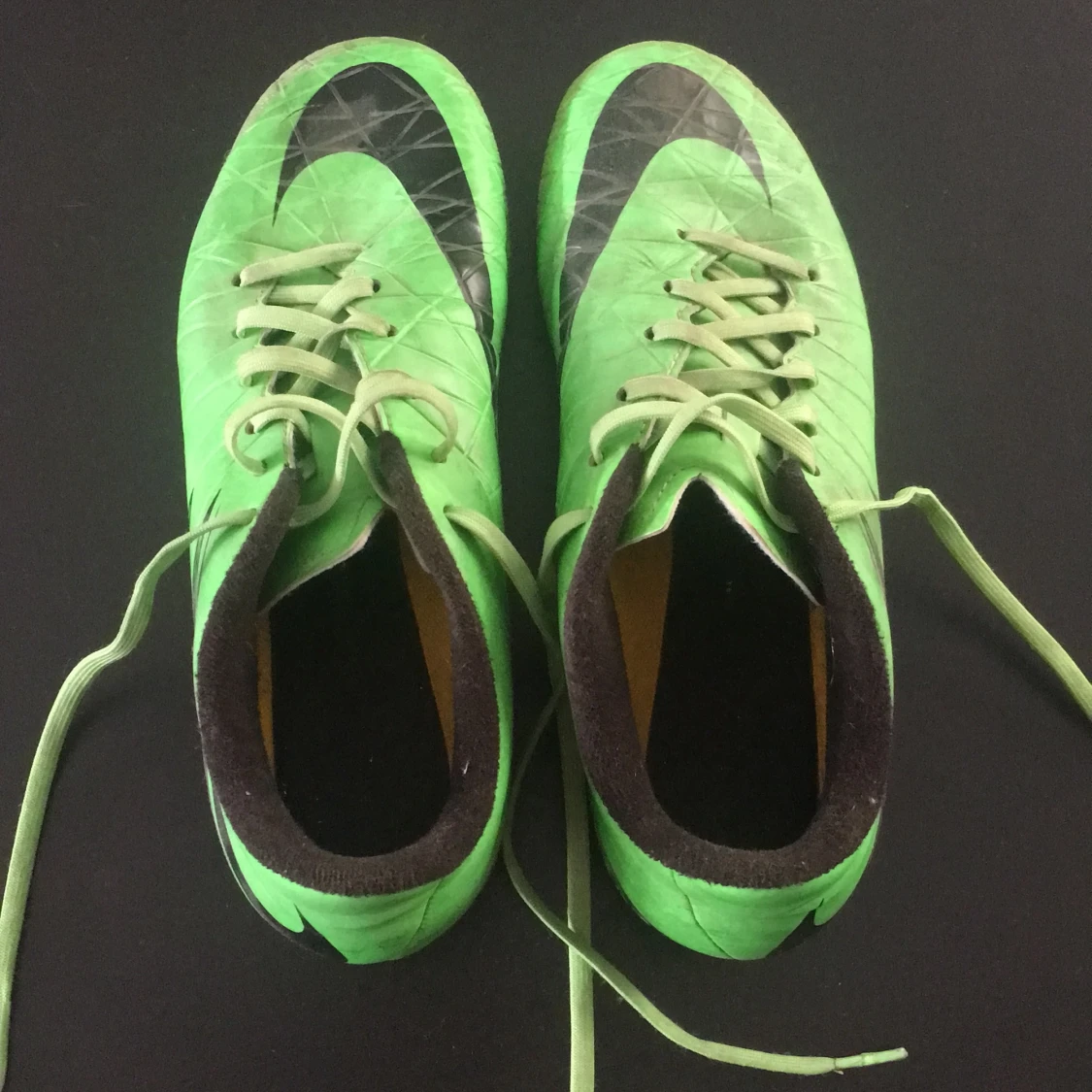 Gröna fotbollsskor stl 37,5