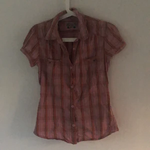 Tröja - Använd få antal gånger. Har blivit tvättad sen dess 💕 M men passar bra på mig som är xs beror på vilken passform man vill ha.