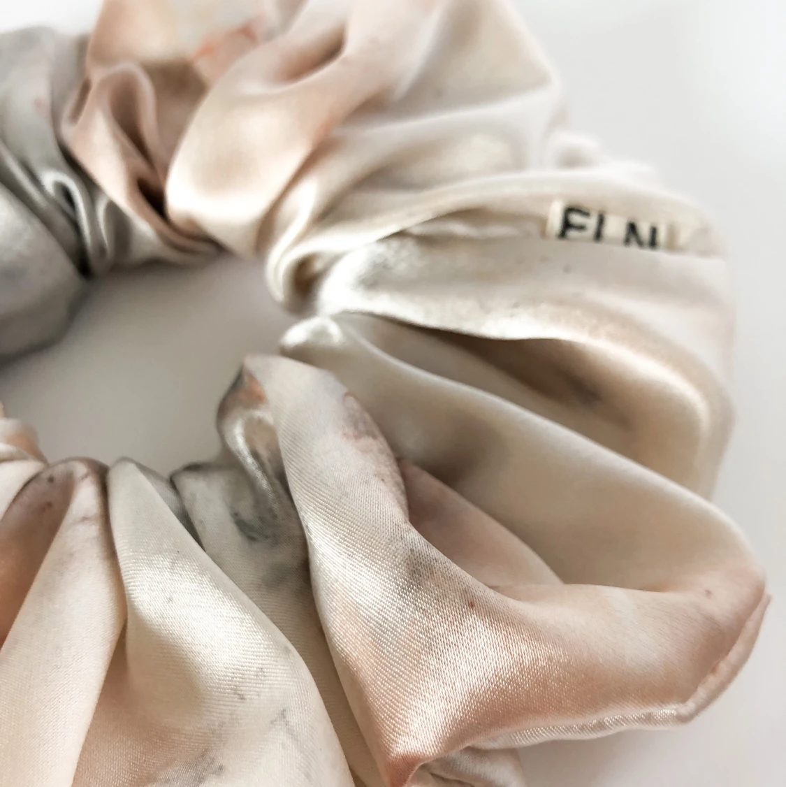 Exklusiv tiedye satinscrunchie