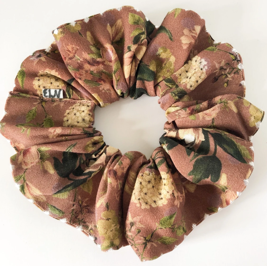 Brun blommig retro scrunchie 