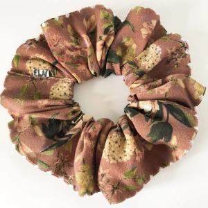 Brun blommig retro scrunchie  - Retrodoftande blommig scrunchie gjord av underbar sval viskoscrepe. 