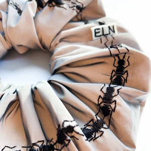 Reflexscrunchie med myror - Ascool reflexscrunchie med svarta broderade myror på. Perfekt på dansgolvet, halloweenfesten eller under kvällsjoggningen.