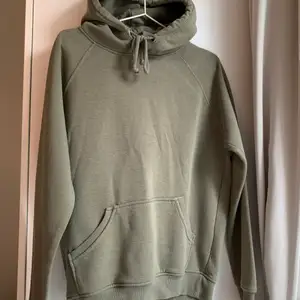 En militärgrön hoodie från Bikbok! Den har en limfläck tror jag? :( Storlek XS men passar S bra också. Lite oversized passform. Ganska nopprig.