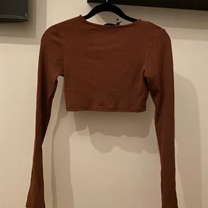 brun topp - snygg långärmad topp från ASOS i den perfekta bruna färgen! Använd en gång! 90kr+frakt