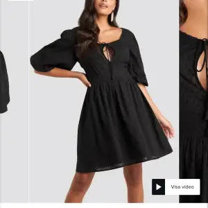 Jättefin klänning från na-kd❤️ helt oanvänd, prislappen kvar💞 säljer pga för lite användning. Klänning är som sagt i nyskick❤️ nypris är 500kr och jag säljer för 250💞