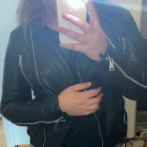 supersnygg skinnjacka!! - Säljer min fina skinnjacka som inte kommer till användning för den inte passar mig 💕 den är storlek S men passar självklart XS också, skriv gärna om ni undrar något mer