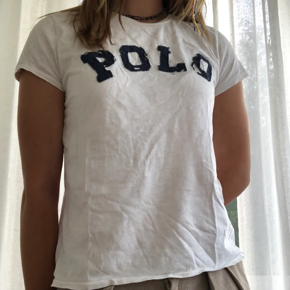 En vit Polo Ralph Lauren T-shirt med mörkblått tryck i fint skick:). T-shirts.