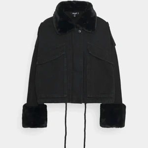 Missguided jacka  - Hej , säljer denna jacka då jag tröttnat på den , köpte den här på plick för ungefär 1 år sedan. Den har inga skador elelr liknade och sparsamt använd ! Skicka för fler bilder eller frågor 💕