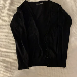 En svart kofta med knappar storlek XS/S⚡️ - Lite osäker ifrån vart den är för den är köpt för ett tag sen . Inte använd så ofta pågrund av att den sitter lite för tajt ❤️❤️