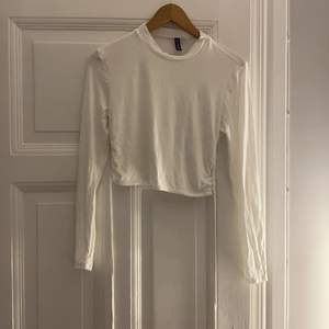 En vit långärmad tröja som är öppen i ryggen från H&M ❤️ nyskick då den är använd 1 gång. ⚡️⚡️⚡️ storlek S/M