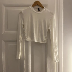 Vit tröja som är öppen i ryggen ❤️ - En vit långärmad tröja som är öppen i ryggen från H&M ❤️ nyskick då den är använd 1 gång. ⚡️⚡️⚡️ storlek S/M