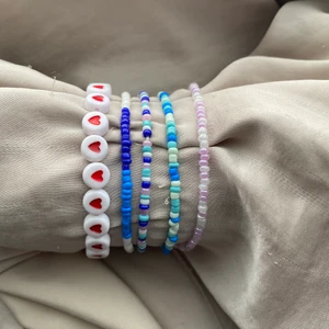 Pärlarmband  - Pärlarmband gjorda av en elastisk tråd! Man kan välja färg ,mönster och storlek privat! Sjukt snygga med t.ex. en klocka. 35 kr st samt frakt 12kr! Paketpris går även att lösa!☺️