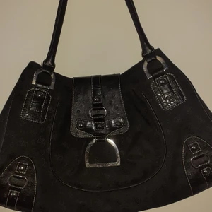 guess väska - säljer en vintage guess väska som ej kommer till andvänding modelen på skulle jag säga är stor! pris kan diskuteras vid intresse !💕