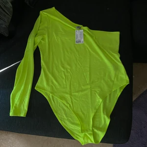 Body  - Säljer denna super snygga body som ej kommer till användning. Prislapp kvar. 