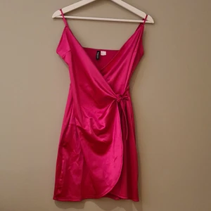 Klänning från hm - Kontakta mig för mer information!🦋💞💖Nypris ca 199! Osäker på fraktpris så mer om det vid betalning.