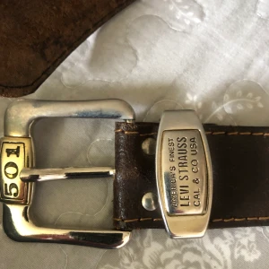 Lewis skärp - 108 cm långt