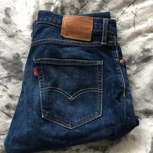 Levi’s jeans - W31 L32 (Upplagda) Innerbensmått ca 70cm Ytterbensmått ca 95cm  Finns i Karlstad, skickas ej.