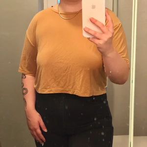 Beige t-shirt  - T-shirt från bikbok i riktigt skönt material. Den är i gott skick bortsett från en liten fettfläck på främre sidan. (Har dock inte försökt mig på att ta bort den mer att tvätta i vanlig tvätt). Storlek S, jag har oftast M så den är lite stor i storleken. Jag möts helst upp i Lund eller i närområdet. Hör av er om ni har fler frågor🥰