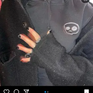 Säljer denna då jag aldrig använt den! Så snygg o cool, perfekt till hösten. Ordinarie pris är 500kr, den är oversized 