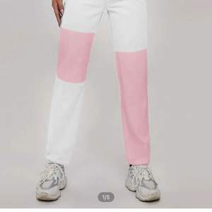Superfina vita och rosa jeans. Säljer pga att dem inte riktigt var mig still. Endast testade och sen bara hängt. Storlek L men sitter som M. Säljer för 120kr + frakt. (182kr inkl frakt)