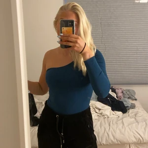 Body  - Säljer denna jättefina marinblåa bodyn pågrund av att den blivit för liten. Passar väldigt bra till finare tillställningar.