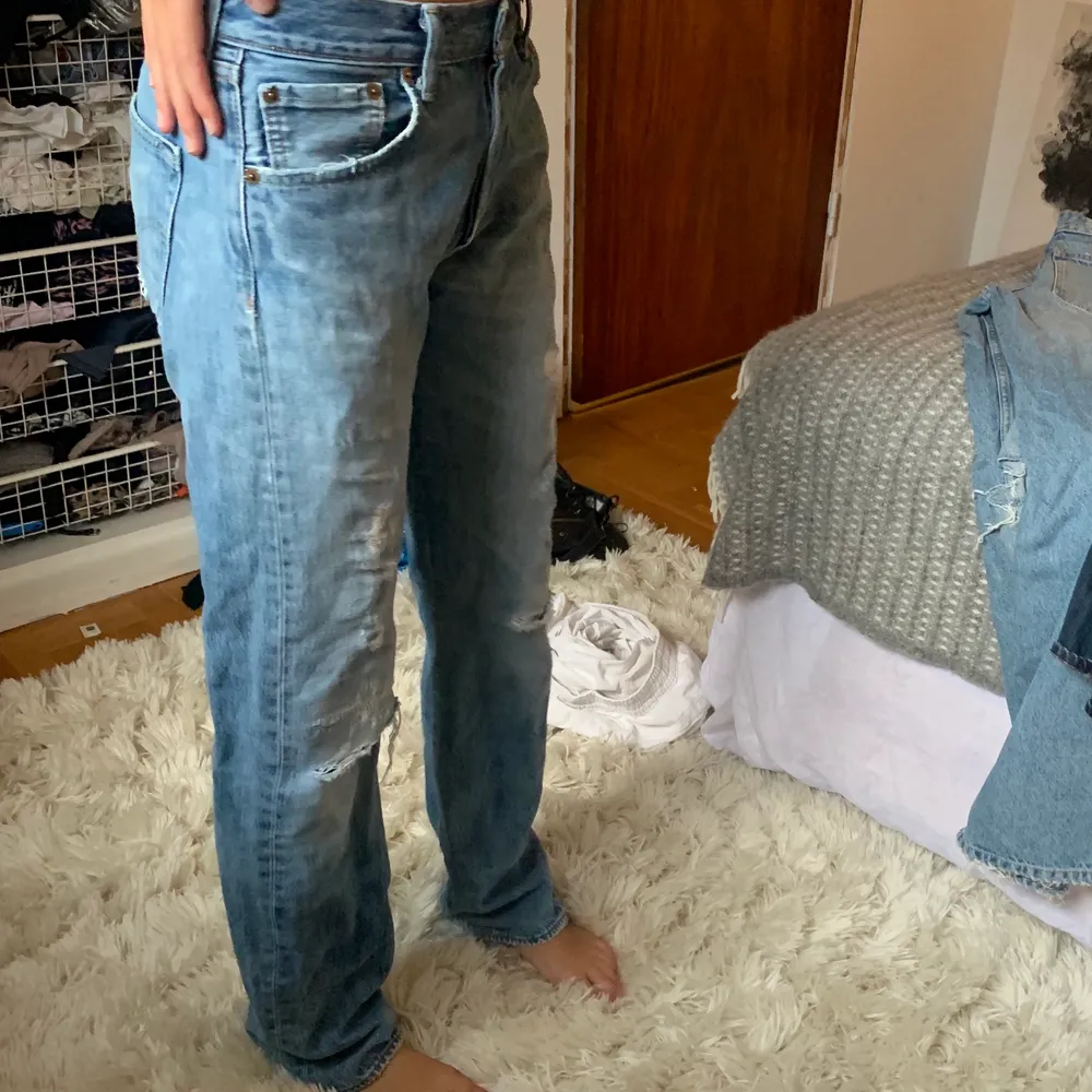 Finaste raka Levis jeansen, 501or i så bra skick. Jag på bilden är 174cm och brukar ha w28 i midjan. Dem är i storlek w30 L34. Jeans & Byxor.