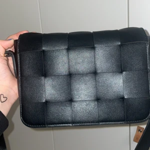 Väska från Lindex  - En as cool väska från Lindex jag säljer då jag har sjukt många väskor och måste bli av med några. Har använt den va 5-10 gånger och är i väldigt bra skick.nypris 300kr säljer för 150kr+frakt (går att pruta)