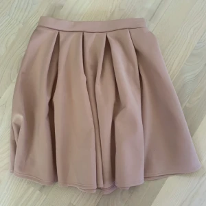 Superfin kjol från Nelly - Prislappar kvar, dvs aldrig använd! S/M