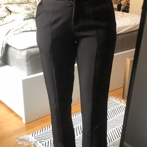 Kostymbyxa med slits - Kostymbyxor med slits fram till på båda benen. Sparsamt använda och är i nyskick! Jag är 170cm lång