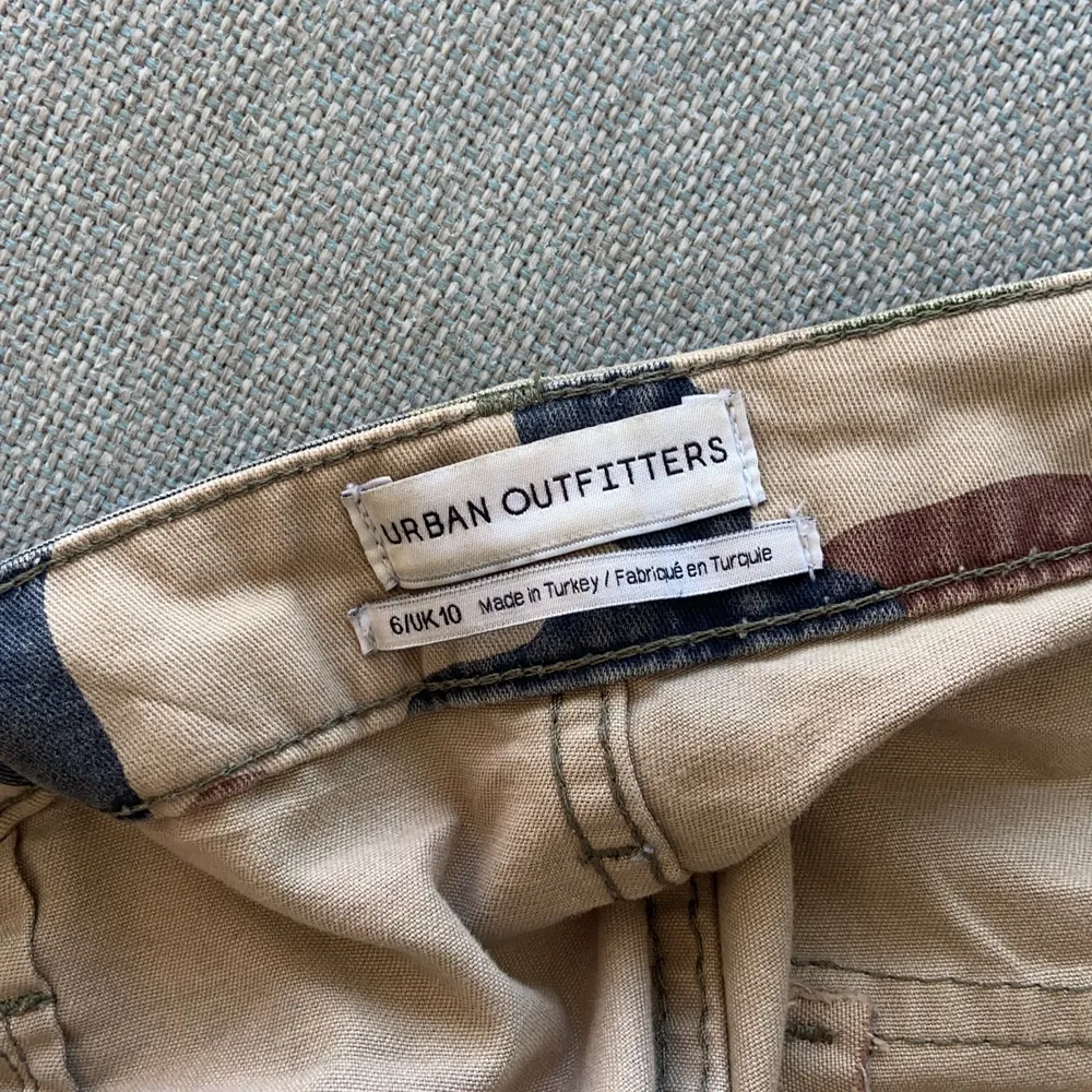 Coola militär byxor från Urban Outfitters ;) Storleken är 6/UK 10 men skulle säga att det passar någon som ungefär har storlek m . Jeans & Byxor.