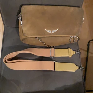 Zadig Voltaire väska - Använd Zadig väska i modellen Rocky, brunbeige färg, tillkommer två band. Äkta såklart!! Ingen dustbag, inget kvitto. Vill bara bli av med den därav priset😊 