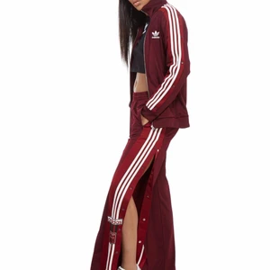 Adidas Dress  - Säljer nu min vinröda adidas dress som jag har använt Max 1-2 ggr då det inte är min stil längre storlek S