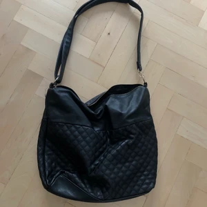 Svart axelväska  - Snygg svart handväska/axelväska i fint skick! Fraktkostnad ingår ej i priset. 