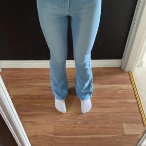 Ett par jeans jag köpte för någon vecka sedan, de var inte riktigt min stil så säljer de nu. Storleken är 36 (S). Funkar säker för dom med storlek 38 (M) eftersom de är lite stora i midjan. (Köparen står för frakten).