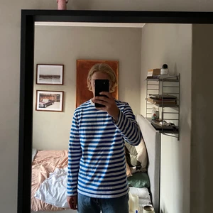 Långärmad tröja - Köpt på weekday för två år sen. Skön, tjock kvalitet. Den passar S & M