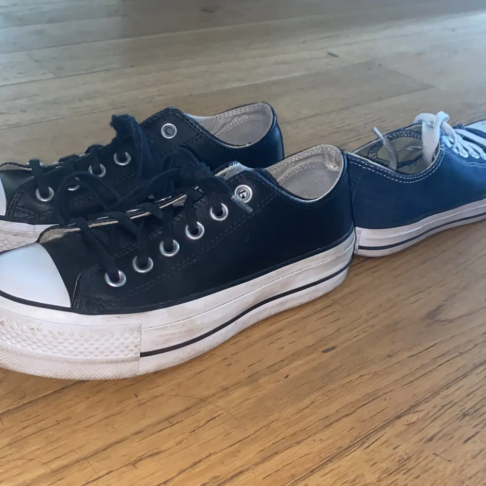 Jag säljer dessa svarta läder plattform Converse för 550kr. Jag köpte de i Juni för 980kr. De är i jättefint skick och är i storlek EU 36,5 (men passar 37, min skostorlek). Hör gärna av dig om du vill köpa eller om du har några ytterligare frågor eller funderingar. 💞 OBS: på sista bilden är de andra skorna bara till för referens. 💞. Skor.