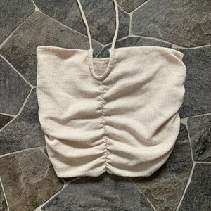 Topp/ S - En av mina favorit toppar som jag måste sälja pågrund av att den blev för liten. Perfekt för sommar. Man behöver ej ha bh i denna då den håller upp brösten väldigt fint. Använd men inga tecken på slitage❤️