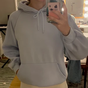Hoddie  - Super fin ljus blå hoddie, sparsamt använd storlek S och pris 30kr+ frakt 