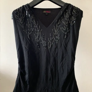 Blus - Väldigt fin svart blus med fin v-ringning och fina detaljer med svarta paljetter