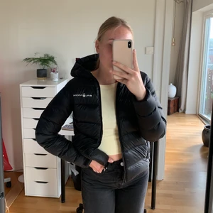 Sail racing jacka - Som helt ny, använd ett fåtal gånger. 1 099kr eller högsta bud. Pris går att diskutera vid snabb affär. Kan skicka fler bilder om man vill. Kan mötas eller frakta. Passar Xs/liten S (strl 160)  